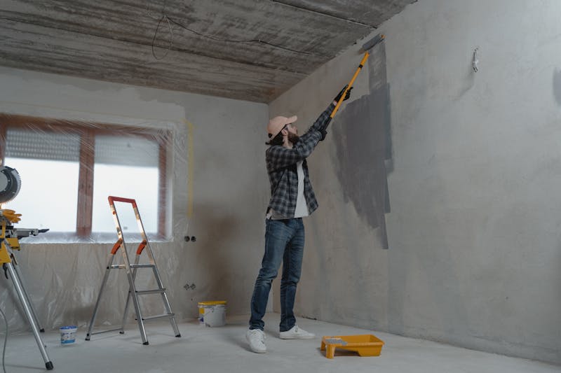 Professionel maler arbejder på en væg